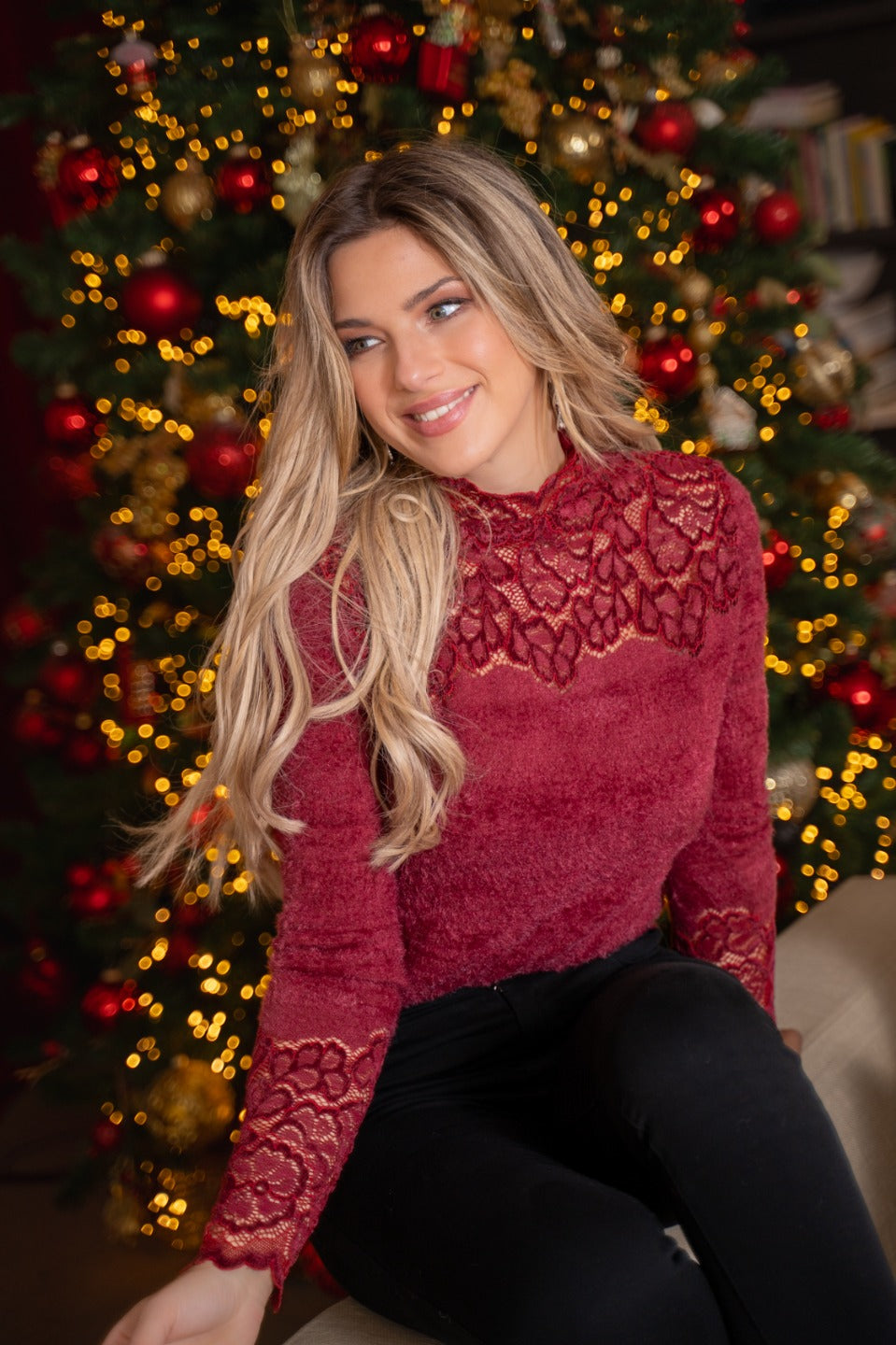 Pull doux avec détail en dentelle